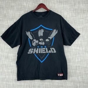 WWE shield men's size XL shirt 0921